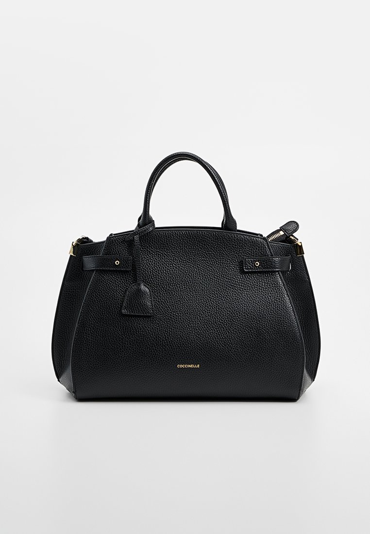 Czarna skórzana torebka o fakturze przypominającej kamyki, zaokrąglonym kształcie, z podwójnymi uchwytami i złotymi akcentami. Posiada odczepianą zawieszkę i zamek błyskawiczny.