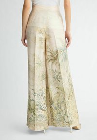 Brede broek in zacht beige stof, met een door de natuur geïnspireerde print van groene palmbladeren en gedetailleerde gouden accenten, geplooid ontwerp.