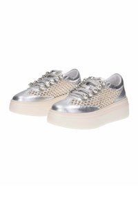 Sneaker in argento metallico con un lato in rete testurizzata, adornati con gemme decorative sui lacci e una suola platform bianca spessa.