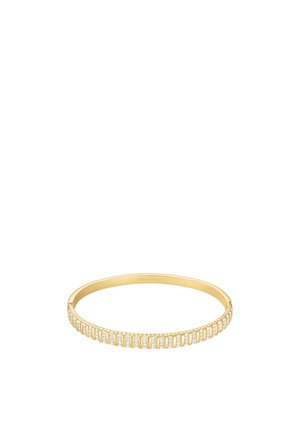 Dunne gouden armband met verticale rijen kleine heldere kristallen die gelijkmatig rond het buitenoppervlak zijn verdeeld.