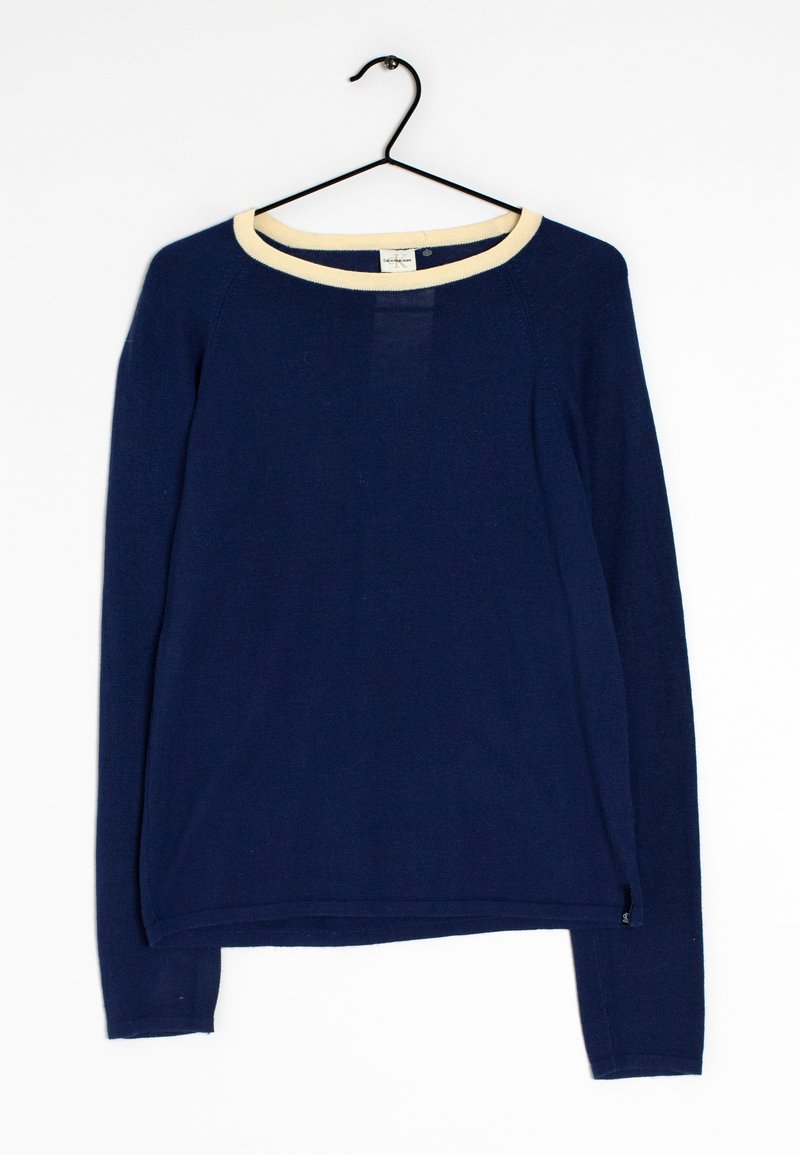 Pull long à manches longues bleu marine avec un col rond crème. Tissu doux, poignets côtelés et fentes latérales à l'ourlet. Étiquette visible à l'intérieur.