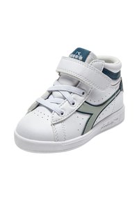 Sneaker alta bianca con punta perforata, dettagli in teal e una fascia in Velcro sopra i tradizionali lacci, dotata di suola in gomma e dettagli testurizzati.