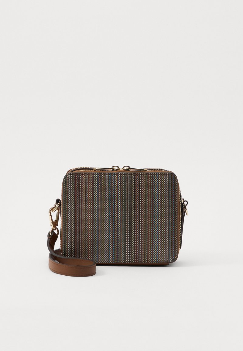 Svītrainas auduma korsbodi soma ar zelta krāsas rāvējslēdzēju, brūnu ādas siksnu un taisnstūra formu, kurai ir krāsainas vertikālas līnijas.