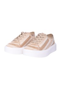Sneaker intrecciate beige con una parte superiore testurizzata, dotate di suola in gomma bianca, punta rotonda e design con allacciatura piatta.