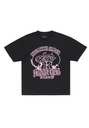 Maglietta nera a maniche corte con grafica rosa di due figure che mostrano i segni della pace e dell'anarchia, circondate dal testo "ORDINE NEGATIVO" e "CAOS POSITIVO."
