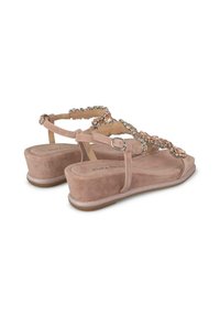 Sandalias de ante rosa con plataforma, adornadas con acentos de piedras brillantes y una correa brillante. Cierre de gancho y bucle para ajustar el calce.