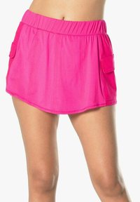 Pinkfarbener sportlicher Skort aus leicht strukturiertem Stoff, mit elastischem Bund und zwei seitlichen Taschen, in einer entspannten, ausgestellten Silhouette.