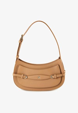 Bolso de cuero color marrón claro con forma curva, asa superior, superficie texturizada y detalles de herrajes plateados. Presenta un panel frontal cosido y detalle de hebilla.