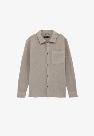 Beige strukturierte Langarm-Hemdeshirt mit Knopfleiste, Kragen und Brusttasche, flach auf weißem Hintergrund ausgelegt.