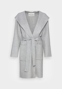 Cappotto grigio chiaro a maniche lunghe realizzato in tessuto testurizzato, con un ampio colletto, cintura anteriore e due tasche frontali.