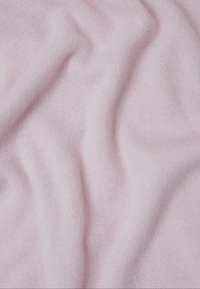 Tessuto lavorato a maglia di un rosa chiaro con una texture morbida, che presenta pieghe fluide e un sottile motivo di tessitura.