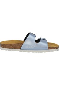 Blå lädersandal med två remmar, korkfotbädd och vit gummisula. Har ett präglat logo på sidan.