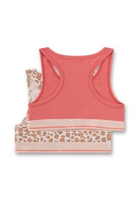 Zwei Sport-BHs: einer in korallenrosa mit glatter Textur und ein weiterer in beige mit Leoprint. Beide verfügen über breite Träger und einen Bund.