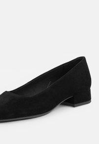 Fekete velúr balerina cipő alacsony, négyzet alakú sarokkal, sima felülettel, hegyes orral és párnázott belső résszel a kényelem érdekében.