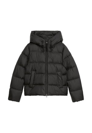 Svart quiltet puffer-jakke med glidelås i front, to forlommer og justerbare snorer på hette, vist på hvit bakgrunn.
