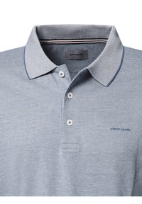 Blaues Poloshirt aus strukturiertem Stoff, mit einem kontrastierenden gestreiften Kragen, einer Knopfleiste mit drei Knöpfen und einem kleinen Logo auf der Brust.