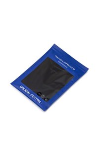 Czarna bawełniana bielizna zapakowana w przezroczystą plastikową torebkę z niebieską nalepką. Tekst zawiera "PAKO LORENTE" oraz "MODERN COTTON."