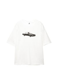 Hvid oversized t-shirt lavet af bomuld, med et sort grafisk motiv af en bil på forsiden. Korte ærmer og rund halsudskæring.