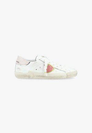 Sneaker bianche con un accento rosa testurizzato e un dettaglio di fragola ricamato sul lato. Presentano una forma arrotondata e suola piatta in gomma.