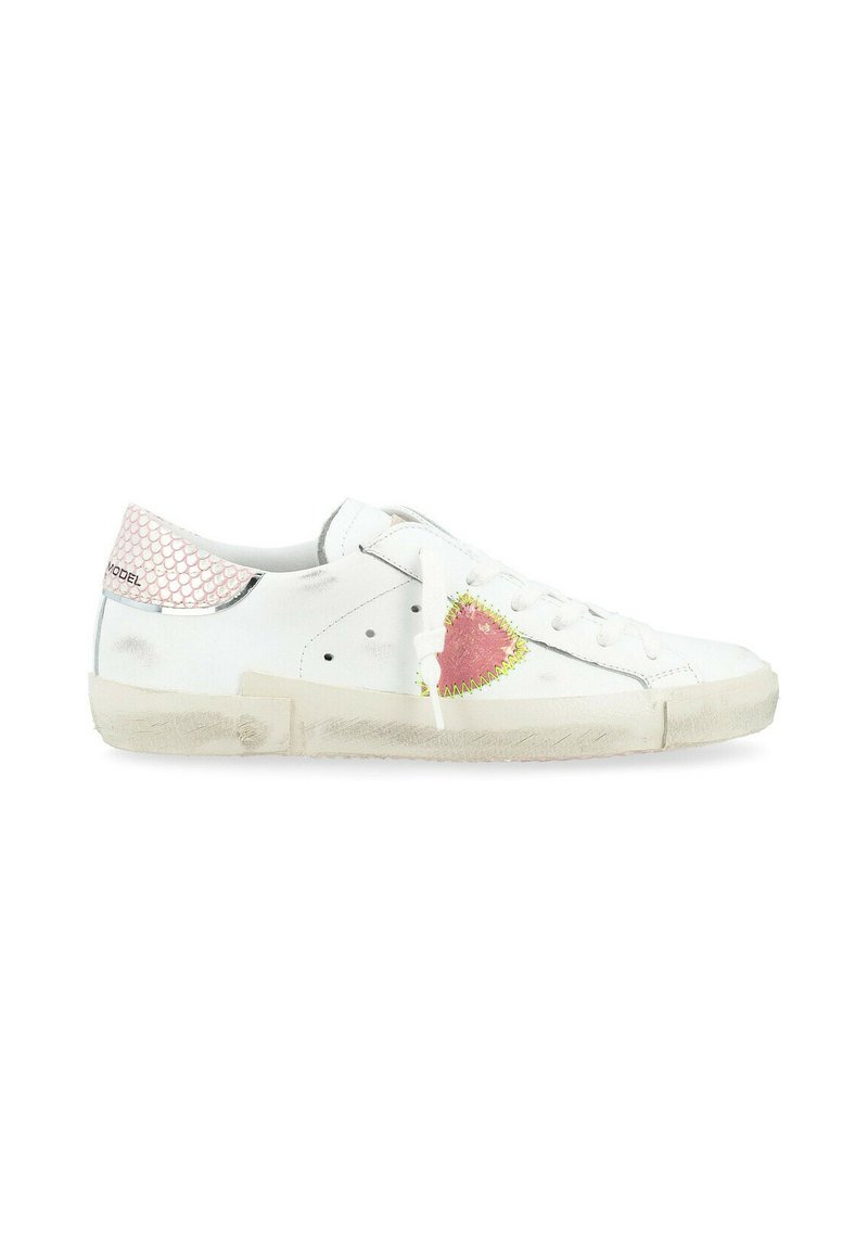 Sneaker bianche con un accento rosa testurizzato e un dettaglio di fragola ricamato sul lato. Presentano una forma arrotondata e suola piatta in gomma.