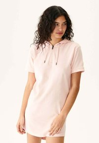 Lichtroze hoodie jurk met korte mouwen en een ritskraag, gemaakt van zachte stof, met een ontspannen pasvorm en een minimalistisch ontwerp.