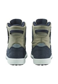 Hoge sneakers met een textuur van olijfgroen nylon bovenwerk en donkerblauwe suede accenten, met een witte rubberen zool en trek-lussen.