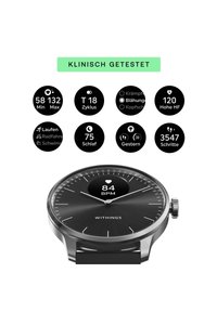 L'orologio intelligente Withings presenta un quadrante rotondo di colore nero con accenti argentati, visualizzando le metriche di frequenza cardiaca e attività. Inclusa una cintura in gomma.