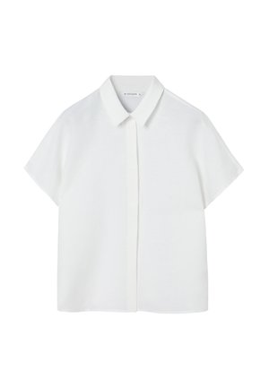 Blusa bianca a maniche corte con colletto classico e patta con bottoni nascosti, mostrata distesa su uno sfondo semplice.