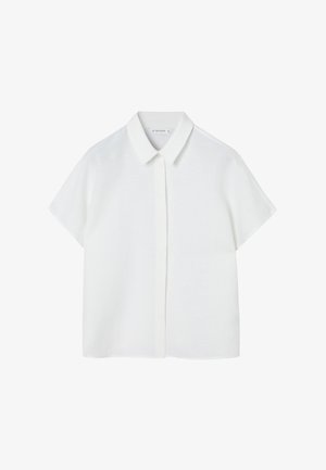 Bílá krátký rukáv halenka s klasickým límečkem a skrytým zapínáním na knoflíky, zobrazena na plocho na jednobarevném pozadí.