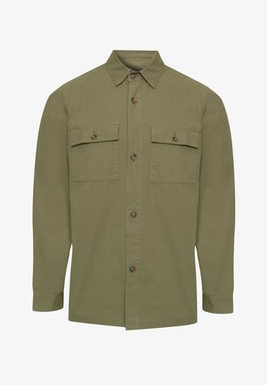 Chemise verte olive à boutons, avec un col pointu, deux poches poitrine et des boutons marron. Le tissu a une texture lisse et robuste.