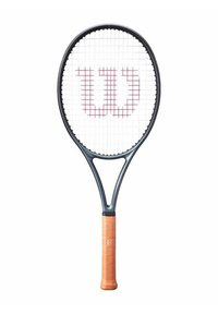 Tennisschläger mit einem schwarzen Rahmen, orangefarbenem Griff und einem Besaitungsmuster, das in der Mitte ein prominentes rotes "W"-Logo zeigt. Leichtes Design.