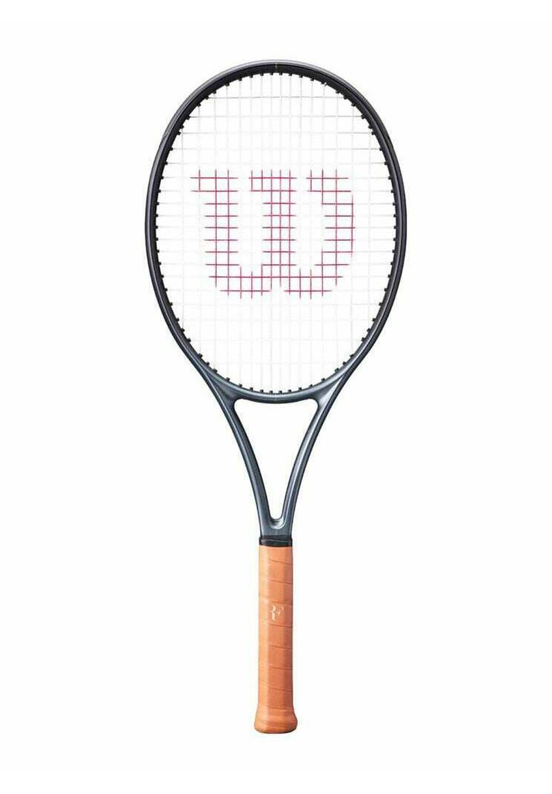 Tennisschläger mit einem schwarzen Rahmen, orangefarbenem Griff und einem Besaitungsmuster, das in der Mitte ein prominentes rotes "W"-Logo zeigt. Leichtes Design.