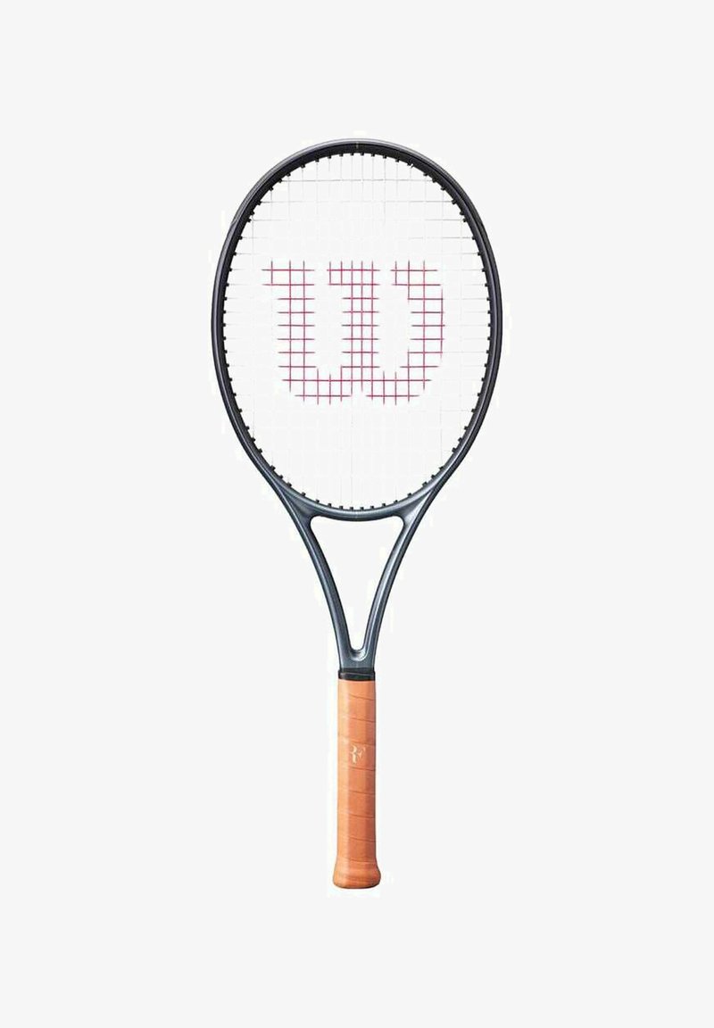 Tennisschläger mit einem schwarzen Rahmen, orangefarbenem Griff und einem Besaitungsmuster, das in der Mitte ein prominentes rotes "W"-Logo zeigt. Leichtes Design.