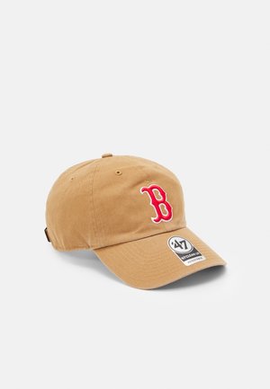 Casquette de baseball kaki avec un logo "B" rouge brodé, sangle ajustable et visière incurvée. Matériau en coton doux avec une finition texturée.