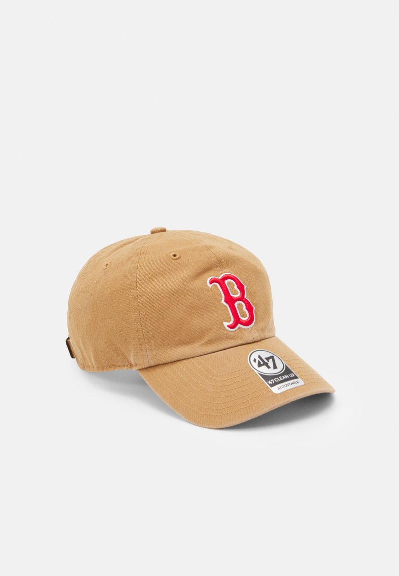 Khaki-Baseballmütze mit rotem gesticktem "B"-Logo, verstellbarem Riemen und gebogenem Schirm. Weiches Baumwollmaterial mit strukturierter Oberfläche.