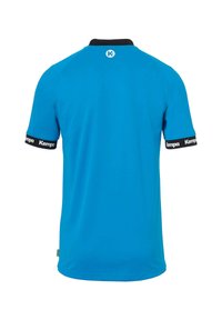 Blå sportstrøje med sort krave og ærmeaccenter. Har logo på bagsiden og brandede manchetter i sort, lavet af letvægtsstof.