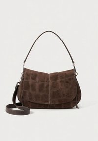 Brun ruskinds håndtaske med et quiltet design, der har en buet klap, et kort håndtag og en aftagelig skulderrem.