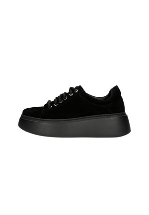 Baskets à plateforme en daim noir avec une semelle épaisse, un bout arrondi et des lacets noirs sur fond blanc.