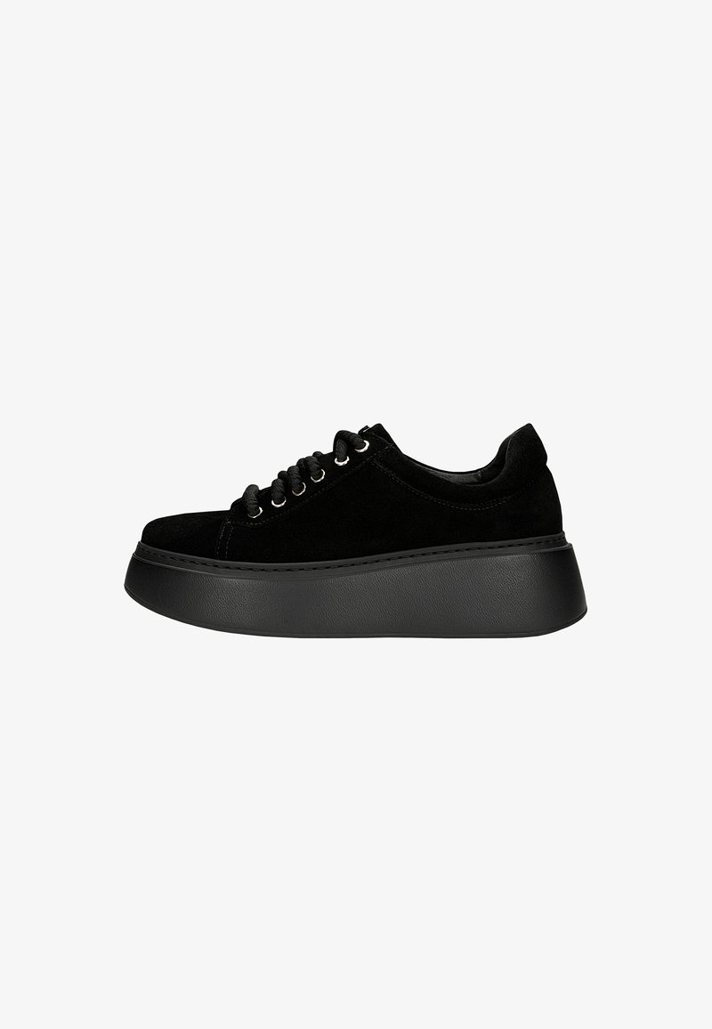 Baskets à plateforme en daim noir avec une semelle épaisse, un bout arrondi et des lacets noirs sur fond blanc.
