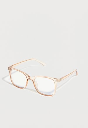 Klare, firkantede briller med tynde, gennemsigtige beige stel og gennemsigtige linser, der hviler på en hvid overflade.