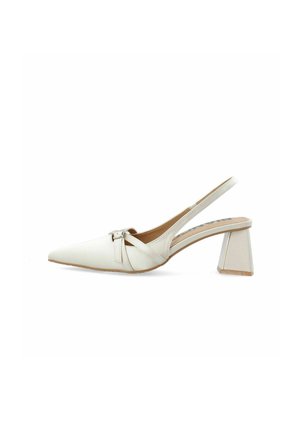 Chaussure blanche à bout pointu avec bride arrière et talon bloc, ornée d'une sangle décorative sur l'avant.