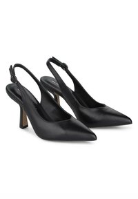 Tacchi slingback neri con punta affilata, texture in pelle liscia, tacco sottile e cinturino regolabile con dettaglio a fibbia rotonda.