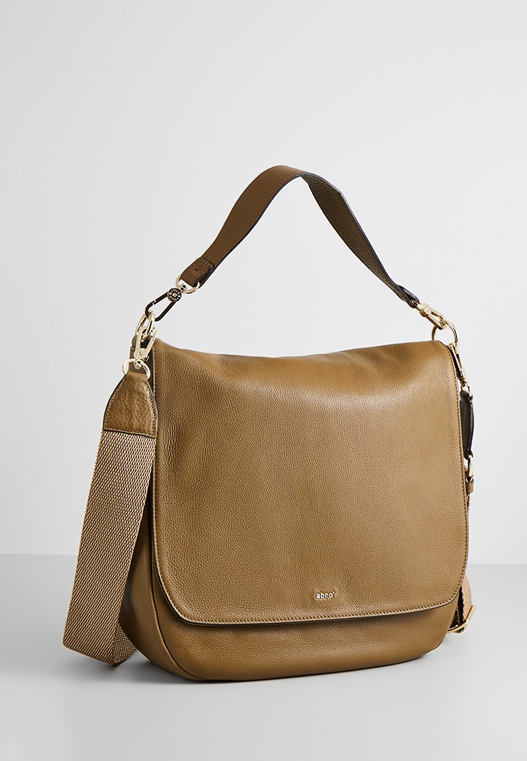 Braune Leder-Schultertasche mit breitem gewobenen Tragegurt und Klappenverschluss, ausgestattet mit goldfarbener Hardware und kleinem Markenlogo auf der Vorderseite.