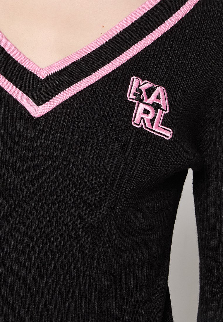 Schwarzer, gerippter V-Ausschnitt-Pullover mit pinkem Besatz und besticktem "KARL"-Logo auf der oberen Brust.