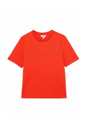 Lihtne erkpunane lühikeste varrukatega ümara kaelusega T-särk, mille kaeluses sees on väike valge silt.