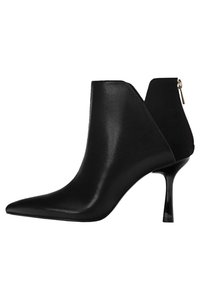 Czarne botki za kostkę w kształcie spiczastego noska, z błyszczącym wykończeniem, wyciętym wzorem oraz szpilką z detalem zamka błyskawicznego.