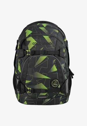 Mochila con un patrón geométrico en negro y verde, hecha de tela duradera con correas ajustables y múltiples compartimentos para almacenamiento.