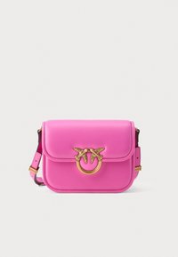 Borsa a spalla in pelle rosa brillante con chiusura dorata che presenta due uccelli e tracolla regolabile su sfondo bianco.