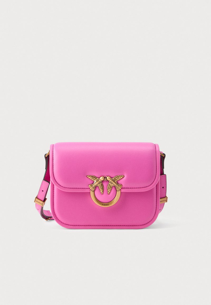 Borsa a spalla in pelle rosa brillante con chiusura dorata che presenta due uccelli e tracolla regolabile su sfondo bianco.