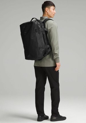 2-IN-1 TRAVEL DUFFLE - Matkakott - black detours welcome emboss black